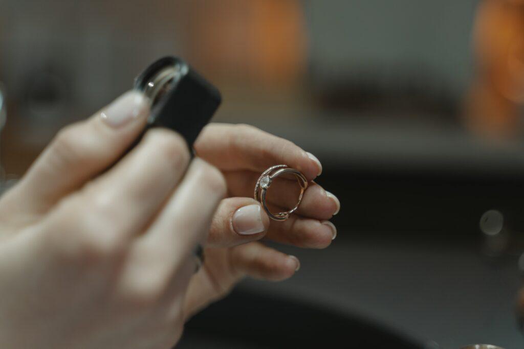 Frau untersucht einen Ring
