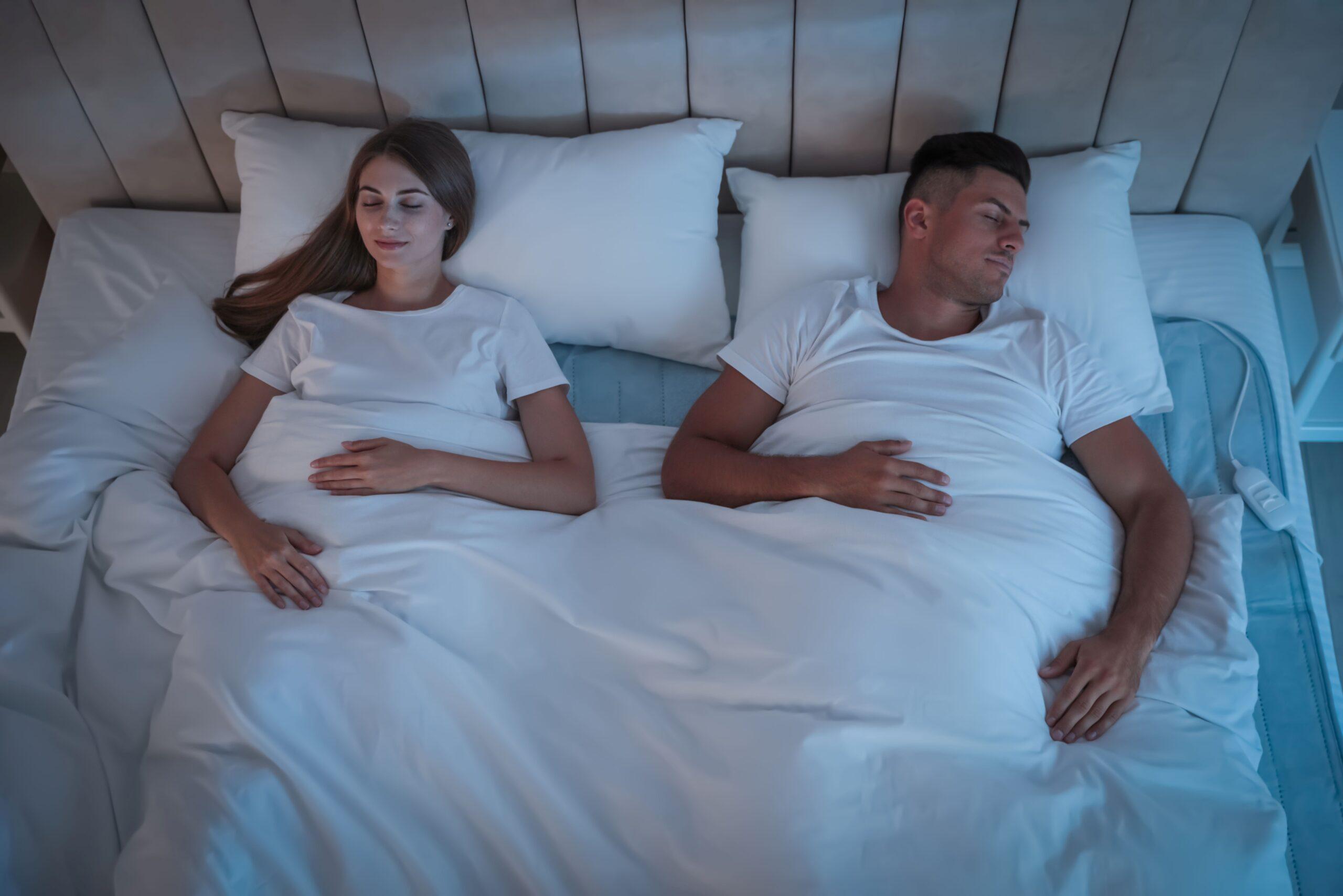 Paar schläft ruhig in Polsterbett mit gepolstertem Kopfteil